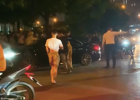 Nguyên nhân vụ CSGT đập cửa chiếc ô tô bốc khói trên đường ở Hà Nội - Ảnh 1. CSGT cùng người dân đập cửa giải cứu tài xế - Ảnh: Người dân cung cấp