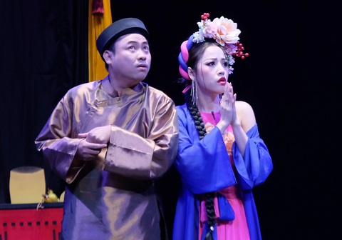 Nghệ sĩ trẻ Lạc Hoàng Long (trái) rất quen thuộc ở sân khấu kịch Hồng Vân, cộng tác với sân khấu Thế Giới Trẻ trong vở Ngày hội Cái Bang do thầy anh, NSƯT Hữu Châu, đạo diễn - Ảnh: LINH ĐOAN Nghệ sĩ trẻ Lạc Hoàng Long (trái) rất quen thuộc ở sân khấu kịch Hồng Vân, cộng tác với sân khấu Thế Giới Trẻ trong vở Ngày hội Cái Bang do thầy anh, NSƯT Hữu Châu, đạo diễn - Ảnh: LINH ĐOAN