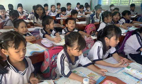 Phụ huynh phản ứng trường ghép lớp, cắt giảm tiết của học sinh - Ảnh 1. Phụ huynh ở huyện Chợ Mới, tỉnh An Giang phản ứng nhà trường ghép lớp, cắt giảm tiết của học sinh - Ảnh: H.S.