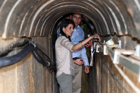 Hamas và mạng lưới đường hầm dày đặc để đối đầu Israel - Ảnh 2. Ảnh chụp vào ngày 8-6-2017 cho thấy bà Nikki Haley, khi đó là đại sứ Mỹ tại Liên Hiệp Quốc, tham quan một đường hầm mà Israel phát hiện được. Đây là đường hầm do Hamas xây dựng ở khu vực biên giới Dải Gaza - Israel - Ảnh: THE TIMES OF ISRAEL