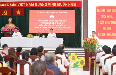 Viện trưởng Viện Kiểm sát nhân dân tối cao Lê Minh Trí cùng các đại biểu tiếp xúc cử tri quận 5 - Ảnh: Q.H