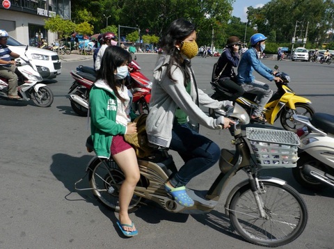 ‘Nên cấm học sinh dùng xe đạp điện, xe gắn máy dưới 50cc’ - Ảnh 1. Đặt một chiếc xe có tốc độ hàng chục km/h trong tay những người không bắt buộc học luật khá rủi ro - Ảnh: N.C.T.