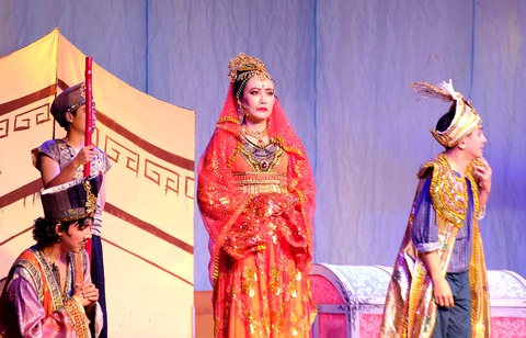 Nghệ sĩ Hồng Ánh trước đây vốn hoạt động ở sân khấu kịch IdeCaf, sau đó chị về cộng tác thường xuyên ở sân khấu Hoàng Thái Thanh. Nay chị quay trở lại và xuất hiện nhiều hơn trên sân khấu Nhà hát kịch IdeCaf. Hồng Ánh trong vở Một ngày làm vua - Ảnh: LINH ĐOAN Nghệ sĩ Hồng Ánh trước đây vốn hoạt động ở sân khấu kịch Idecaf, sau đó chị về cộng tác thường xuyên ở sân khấu Hoàng Thái Thanh. Nay chị quay trở lại và xuất hiện nhiều hơn trên sân khấu Nhà hát kịch Idecaf. Hồng Ánh trong vở Một ngày làm vua - Ảnh: LINH ĐOAN