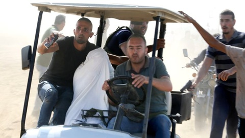 Nhiều con tin bị Hamas bắt giữ và đưa về dải Gaza - Ảnh: WSJ Nhiều con tin (trùm khăn trắng) bị Hamas bắt giữ và đưa về Dải Gaza - Ảnh: WSJ