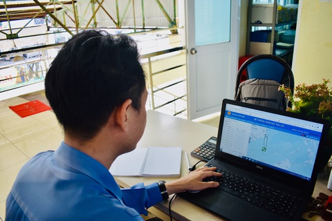 Tàu cá ra vào cảng ở Khánh Hòa đều được theo dõi trên hệ giám sát tàu cá - Ảnh: MINH CHIẾN Tàu cá ra vào cảng ở Khánh Hòa đều được theo dõi trên hệ giám sát tàu cá - Ảnh: MINH CHIẾN
