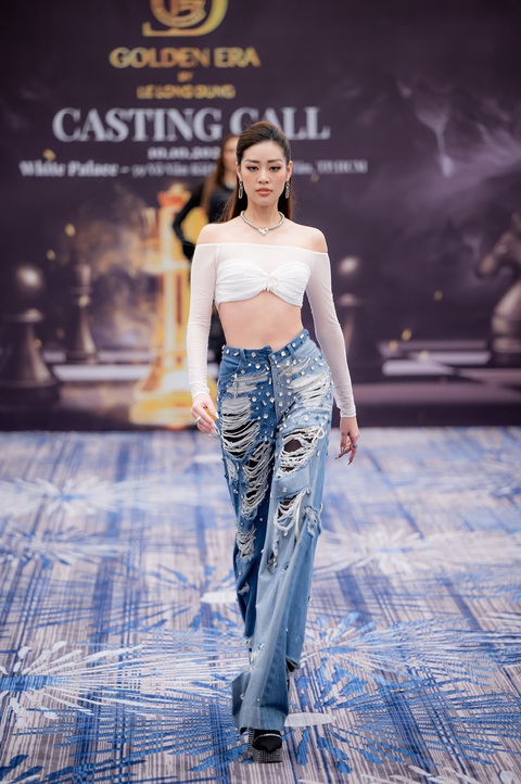 Hoa hậu Khánh Vân catwalk thị phạm trong buổi tuyển chọn người mẫu trình diễn - Ảnh: BTC Hoa hậu Khánh Vân catwalk thị phạm trong buổi tuyển chọn người mẫu trình diễn - Ảnh: BTC