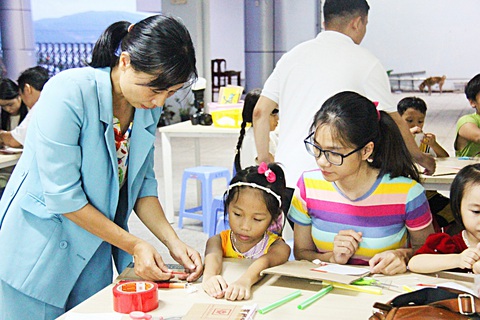 Sau khi học lý thuyết, các em sẽ được trải nghiệm làm thước đo góc phần tư, dùng để đo góc cao của sao Sau khi học lý thuyết, các em sẽ được trải nghiệm làm thước đo góc phần tư, dùng để đo góc cao của sao