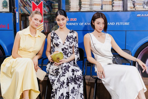 Các nàng hậu Miss Earth 2022 mê mẩn ẩm thực đường phố Sài Gòn - Ảnh 3. Ba cô nàng cũng thử uống nước dừa tươi lạnh