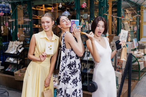 Các nàng hậu Miss Earth 2022 mê mẩn ẩm thực đường phố Sài Gòn - Ảnh 4. Ba người đẹp tại Đường sách TP.HCM