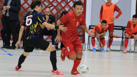 Tuyển futsal Việt Nam thắng đậm Hàn Quốc - Ảnh 1. Minh Trí (phải) trong trận thắng Hàn Quốc - Ảnh: VFF