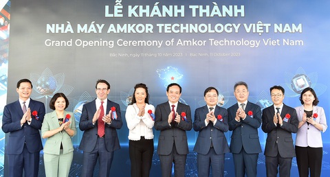 Phó thủ tướng Trần Lưu Quang chụp ảnh chung với lãnh đạo Tập đoàn Amkor Technology tại Bắc Ninh - Ảnh: HẢI MINH Phó thủ tướng Trần Lưu Quang (giữa) chụp ảnh chung với lãnh đạo Tập đoàn Amkor Technology tại Bắc Ninh - Ảnh: HẢI MINH