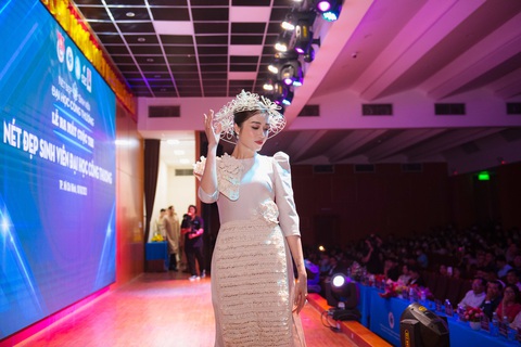 Bộ sưu tập sử dụng vảy cá hô vùng biển thân thiện môi trường được trình diễn trong buổi ra mắt cuộc thi - Ảnh: Michael Neo Bộ sưu tập sử dụng vảy cá hô vùng biển thân thiện môi trường được trình diễn trong buổi ra mắt cuộc thi - Ảnh: Michael Neo