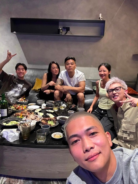 Loạt ảnh chứng minh nhà riêng JustaTee biến thành nhà chung Rap Việt - Ảnh 7. Bàn ăn có lẽ là nơi họp hành của bộ sậu Rap Việt