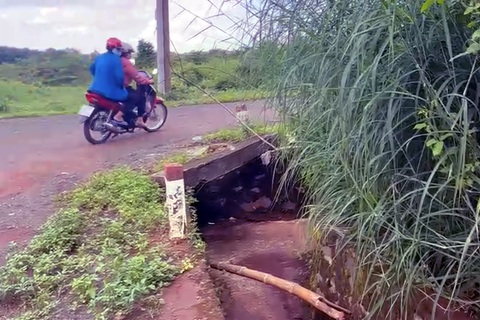 Học sinh lớp 5 chết nghi bị nước cuốn sau giờ tan học - Ảnh 1. Khu vực phát hiện thi thể học sinh lớp 5 chết nghi bị nước cuốn sau giờ tan học - Ảnh: A.B.