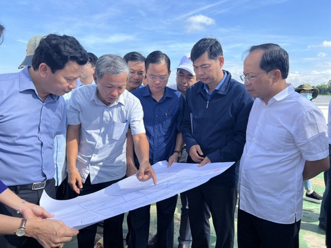 Không được làm ẩu trong thủ tục cung cấp cát cho cao tốc - Ảnh 1. Bộ trưởng Bộ Tài nguyên và Môi trường khảo sát việc cung cấp cát san lấp cho các cao tốc - Ảnh: M.L.