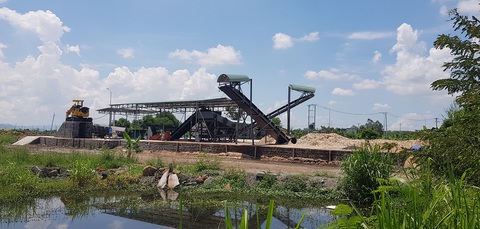 Dây chuyền, máy móc sản xuất của doanh nghiệp "làm liều" ở cụm công nghiệp Ba Bản - Ảnh: DUY THANH Dây chuyền, máy móc sản xuất của doanh nghiệp "làm liều" ở Cụm công nghiệp Ba Bản - Ảnh: D.TH.