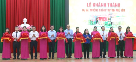 Thường trực Tỉnh ủy Phú Yên và các vị lãnh đạo, quan chức cắt băng khánh thành Trường Chính trị tỉnh Phú Yên - Ảnh: VĂN VINH Thường trực Tỉnh ủy Phú Yên và các vị lãnh đạo, quan chức cắt băng khánh thành Trường Chính trị tỉnh Phú Yên - Ảnh: VĂN VINH