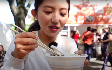Tiktoker Nhật: 'Dự Vietnam Phở Festival cực vui' - Ảnh 4. Kênh Vietnam Channel Hiromi trải nghiệm và đánh giá món ăn tại Vietnam Phở Festival - Ảnh chụp màn hình