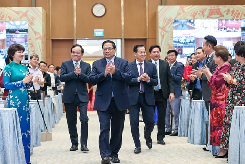 Thủ tướng Phạm Minh Chính cùng các Phó Thủ tướng Lê Minh Khái, Trần Lưu Quang tới dự buổi gặp mặt của Thường trực Chính phủ với đại diện doanh nhân Việt Nam Thủ tướng Phạm Minh Chính cùng Phó thủ tướng Lê Minh Khái, Phó thủ tướng Trần Lưu Quang tới dự buổi gặp mặt của Thường trực Chính phủ với đại diện doanh nhân Việt Nam - Ảnh: VGP