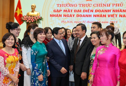 Thủ tướng Phạm Minh Chính trò chuyện với các doanh nhân, đại biểu tham dự buổi gặp mặt Thủ tướng Phạm Minh Chính trò chuyện với các doanh nhân, đại biểu tham dự buổi gặp mặt - Ảnh: VGP