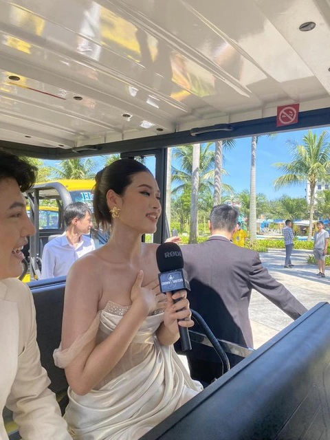 Thiên Ân lộ khuyết điểm khi làm MC dẫn Miss Grand International - Ảnh 3. Nàng hậu bận rộn với việc dùng tay che ngực để tránh sự cố