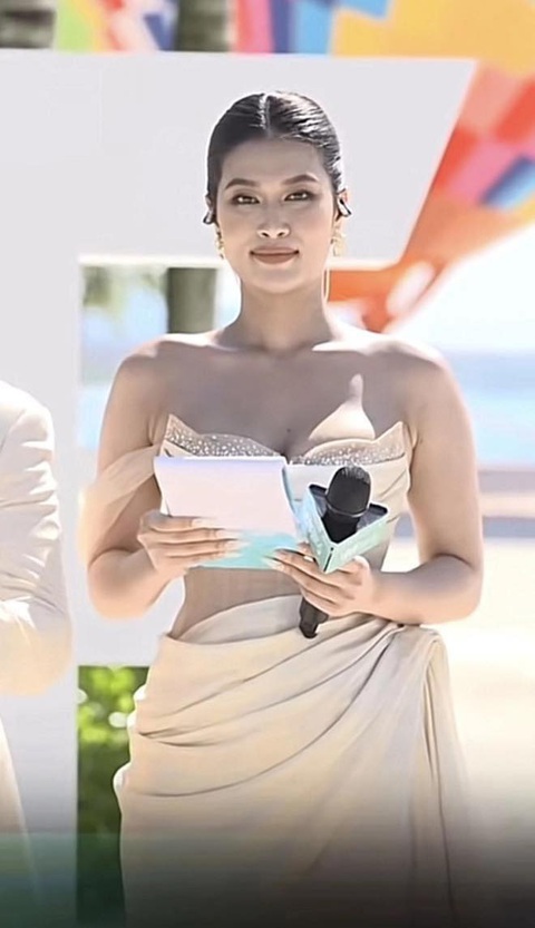 Thiên Ân lộ khuyết điểm khi làm MC dẫn Miss Grand International - Ảnh 2. Thiên Ân lộ khuyết điểm vai, bắp tay to trong thiết kế sexy