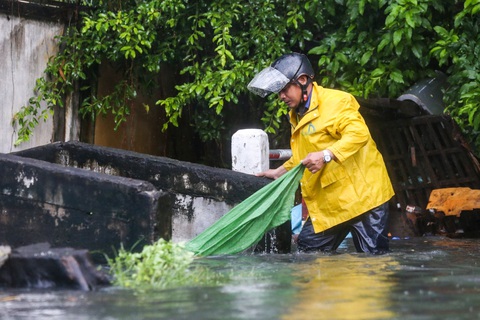 Thời tiết hôm nay 12-10: Trung Bộ có đợt mưa rất to, đề phòng lũ thượng nguồn 'kéo' về - Ảnh 1. Hôm nay 12-10, thời tiết cả nước đều có mưa, đề phòng ngập - Ảnh: PHƯƠNG QUYÊN