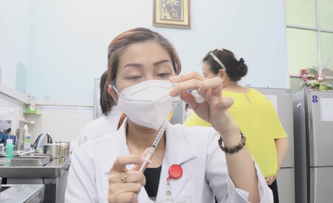 TP.HCM: Vắc xin tiêm chủng mở rộng cạn dần, chỉ đủ dùng hai tuần - Ảnh 1. Chuẩn bị vắc xin phòng bệnh cho trẻ - Ảnh: X.MAI