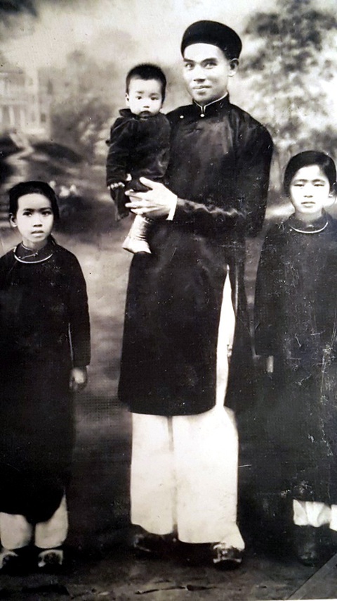 Chuyện chưa kể sau những tấm ảnh đặc biệt - Kỳ 8: Người hiến cả sản nghiệp cho độc lập - Ảnh 2. Ông Trịnh Đình Kính và các con - Ảnh gia đình cung cấp