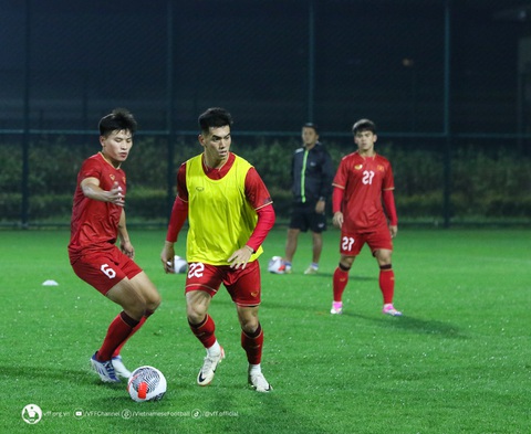 HLV Philippe Troussier động viên các cầu thủ tuyển Việt Nam làm việc chăm chỉ cho mục tiêu tại vòng loại World Cup 2026 - Ảnh: VFF HLV Philippe Troussier động viên các cầu thủ tuyển Việt Nam làm việc chăm chỉ cho mục tiêu tại vòng loại World Cup 2026 - Ảnh: VFF