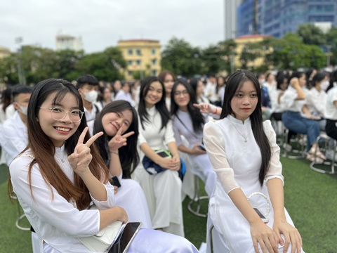 Sinh viên sư phạm: Đừng ngồi chờ ba điều ước và học đại học không chỉ để thi - Ảnh 1. Tân sinh viên Trường đại học Sư phạm Hà Nội trong lễ khai giảng - Ảnh: VĨNH HÀ