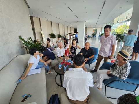 Cư dân than trời vì chủ đầu tư tự ý cắt điện, tháo đồng hồ nước - Ảnh 5. Người dân bức xúc tập trung đông ở khu vực sảnh - Ảnh: MINH CHIẾN