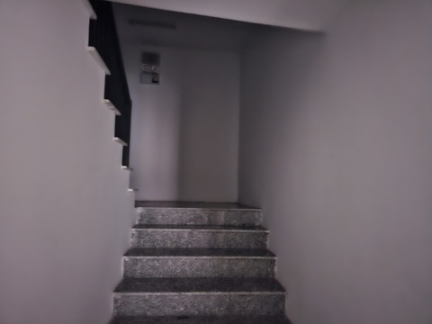 Cư dân than trời vì chủ đầu tư tự ý cắt điện, tháo đồng hồ nước - Ảnh 2. Lối cầu thang bộ bị cắt điện, khi xảy ra hỏa hoạn cư dân khó chạy thoát - Ảnh: MINH CHIẾN
