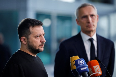 Tổng thống Ukraine Volodymyr Zelensky (trái) và Tổng thư ký NATO Jens Stoltenberg - Ảnh: REUTERS