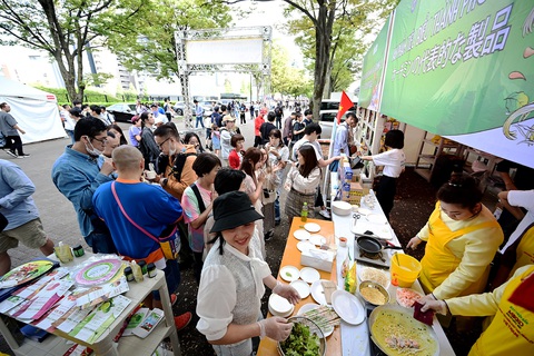 Người dân Nhật Bản tìm hiểu các sản phẩm hàng Việt Nam tại lễ hội Vietnam Phở Festival ở Nhật Bản, do báo Tuổi Trẻ tổ chức - Ảnh: QUANG ĐỊNH Người dân Nhật Bản tìm hiểu các sản phẩm hàng Việt Nam tại lễ hội Vietnam Phở Festival ở Nhật Bản, do báo Tuổi Trẻ tổ chức - Ảnh: QUANG ĐỊNH