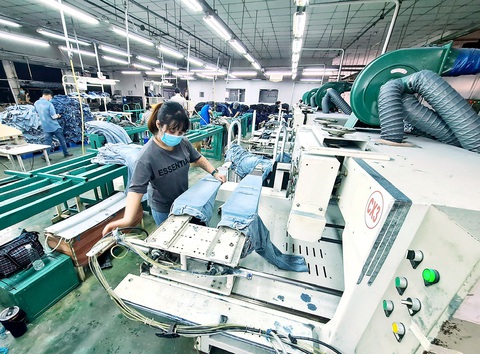 Doanh nhân nỗ lực vượt khó - Ảnh 1. Doanh nghiệp phải chắt chiu từng đơn hàng để có công ăn việc làm cho người lao động. Trong ảnh: công nhân của Công ty Việt Thắng Jeans sản xuất hàng xuất khẩu - Ảnh: NGỌC HIỂN