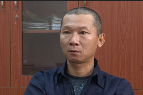 Công an TP.HCM bắt người đàn ông dụ trẻ em quay 'clip sex' rồi tống tiền - Ảnh 1. Trần Thanh Sang tại cơ quan công an - Ảnh: Công an cung cấp