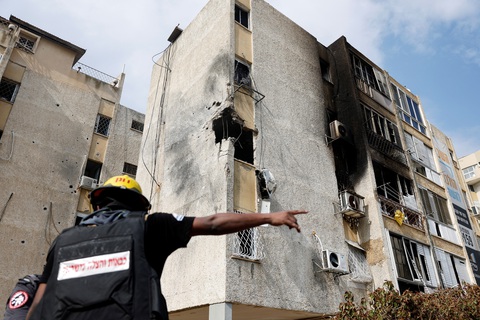 Tình báo Mỹ: Hamas tấn công Israel làm Iran 'ngạc nhiên' - Ảnh 1. Một tòa nhà ở thành phố Ashkelon (miền nam Israel) bị hư hại sau khi trúng rocket bắn từ Dải Gaza - Ảnh: REUTERS