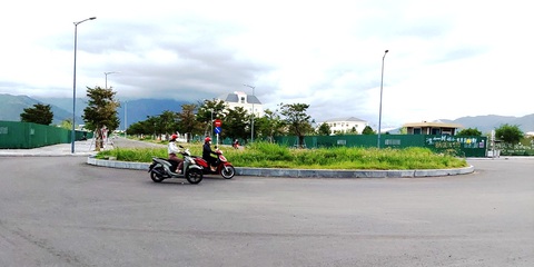 Dự án giao thông cấp bách trễ gần 6 năm vẫn tắc tại sân bay Nha Trang - Ảnh 1. Một trong các nút giao thông thuộc dự án "cấp bách" tại sân bay Nha Trang đầy cỏ mọc, rào vây, chưa biết bao giờ mới hoàn thành dự án - Ảnh: PHAN SÔNG NGÂN