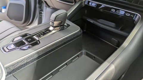 Lexus TX có khu vực để đồ giữa 2 ghế trước cực kỳ tiện lợi - Ảnh 2. Cụm điều khiển trung tâm sau khi được giải phóng không gian với khay cốc tháo hoàn toàn cùng bàn sạc điện thoại bị đẩy lùi lên phía trước - Ảnh: Carscoops