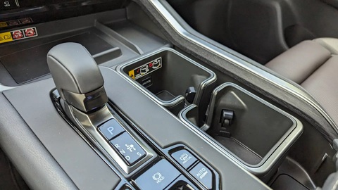 Lexus TX có khu vực để đồ giữa 2 ghế trước cực kỳ tiện lợi - Ảnh 1. Khay cốc "mặc định" trên TX có móc khóa để cố định đồ dùng đặt tại đây - Ảnh: Carscoops