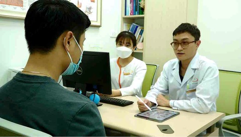 Cần tư vấn tâm lý trước, trong và sau khi chuyển đổi giới - Ảnh 1. Các bác sĩ tư vấn sức khỏe giới tính tại Trung tâm y học giới tính (Bệnh viện Nam học và Hiếm muộn Hà Nội) - Ảnh: DƯƠNG LIỄU