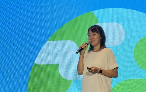 Nhiều bạn trẻ Việt Nam học ngoại ngữ hiệu quả nhờ ứng dụng học tập trực tuyến - Ảnh 1. Bà Danchen Yan, quản lý chuyên trách mảng học tập và chương trình giảng dạy của Duolingo, chia sẻ tại buổi gặp gỡ báo chí ở TP.HCM sáng 12-10 - Ảnh: NGHI VŨ