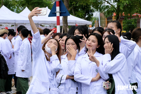 Sinh viên được 'giáo dục toàn diện' tại Khu đô thị Đại học Quốc gia Hà Nội Hòa Lạc - Ảnh 1. Sinh viên Trường đại học Y Dược hào hứng đón khai giảng năm học mới tại khu đô thị Đại học Quốc gia Hà Nội Hòa Lạc - Ảnh: NGUYÊN BẢO