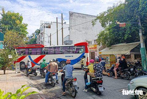 Đề xuất rút giấy phép kinh doanh nhà xe đón khách sát trường học ở quận 5 - Ảnh 1. Nhà xe Đại Ngân ở đường Nguyễn Văn Đừng (sát Trường tiểu học Huỳnh Kiến Hoa, phường 6, quận 5) - Ảnh: CHÂU TUẤN