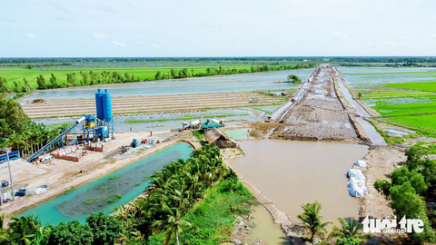 Vì sao ‘giậm chân tại chỗ’ trong việc giao mỏ cát cho cao tốc? - Ảnh 1. Toàn bộ tuyến cao tốc Cần Thơ - Cà Mau gần như đã đào xong rồi để đó do các địa phương chậm bàn giao mỏ cát - Ảnh: CHÍ HẠNH
