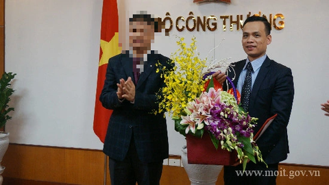 Phó vụ trưởng Vụ Thị trường trong nước Bộ Công Thương bị bắt trong vụ án Xuyên Việt Oil- Ảnh 1. Ông Hoàng Anh Tuấn (phải) thời điểm được bổ nhiệm làm vụ phó thuộc Bộ Công Thương - Ảnh: Bộ Công Thương