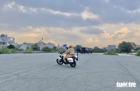 Công an tuần tra, đường ‘quái xế’ biểu diễn ở khu đô thị Thủ Thiêm vắng hoe - Ảnh 2. Cảnh sát giao thông tuần tra khu vực đường Trần Bạch Đằng - Ảnh: CHÂU TUẤN