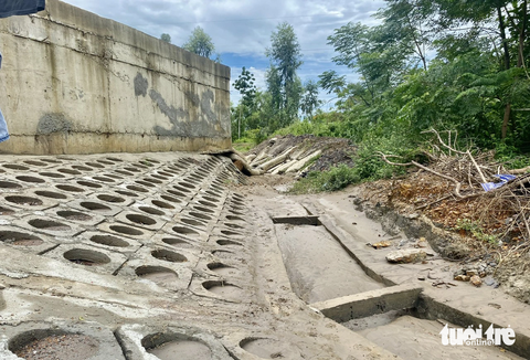 Cụm công nghiệp gây phiền toái cho dân vẫn chờ…đường vào - Ảnh 2. Dù đã được đầu tư ta luy và mương nhưng khi có mưa lớn nước từ cụm công nghiệp vẫn tràn vào vườn nhà các hộ dân phường Hòa Thọ Tây, quận Cẩm Lệ - Ảnh: TRƯỜNG TRUNG
