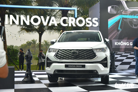 Toyota Innova Cross ra mắt với giá 'gây sốc' trong khi thêm công nghệ hiện đại - Ảnh 1. Ngày 12-10, Toyota Việt Nam chính thức giới thiệu mẫu Innova thế hệ mới với tên gọi Innova Cross. Xe được phân phối ở Việt Nam dưới 2 bản xăng và hybrid, nhập khẩu từ Indonesia chứ không phải lắp ráp trong nước như đời cũ. Khi ra mắt, Toyota Innova Cross đã "gây sốc" khi có giá nhà sản xuất chỉ 810 triệu đồng với bản xăng và 990 triệu đồng với bản hybrid. Trước đó, giá dự kiến của các đại lý cho rằng mẫu xe có giá khởi điểm 900 triệu, thậm chí trên 1 tỉ.